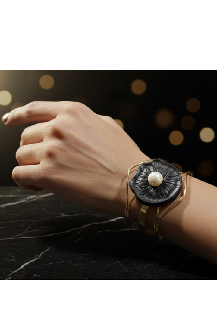 Aurora Pearl Sculpted Bangle