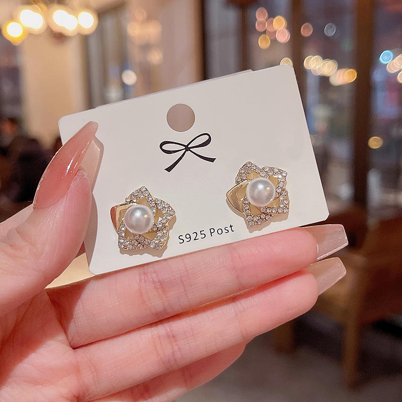Golden Star Bloom Pearl Stud Earrings