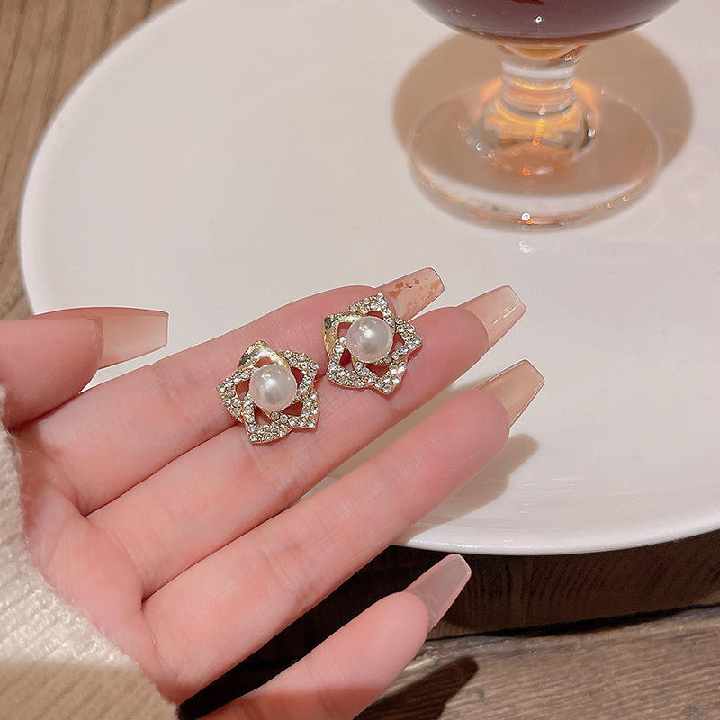 Golden Star Bloom Pearl Stud Earrings